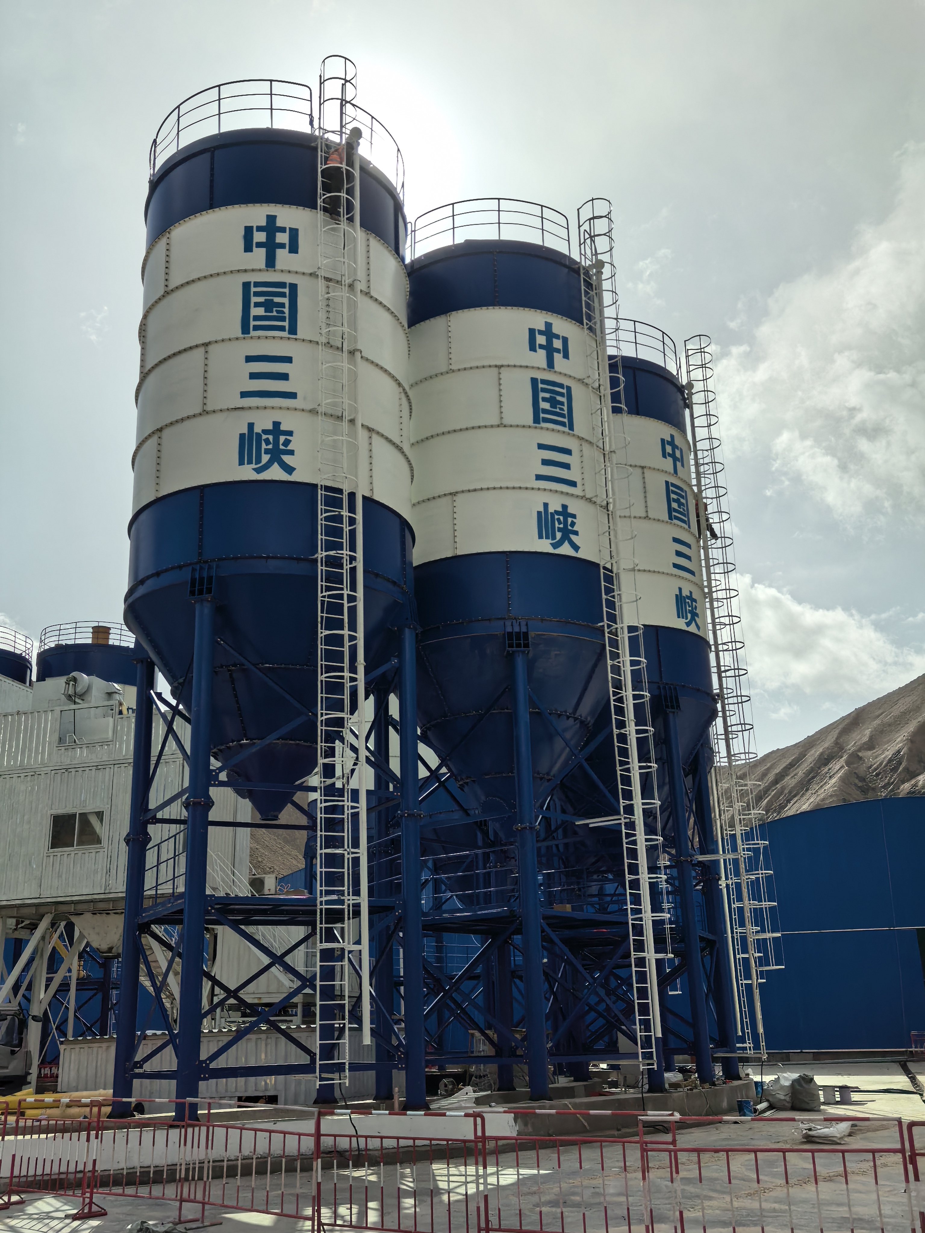 Batching plant split silo