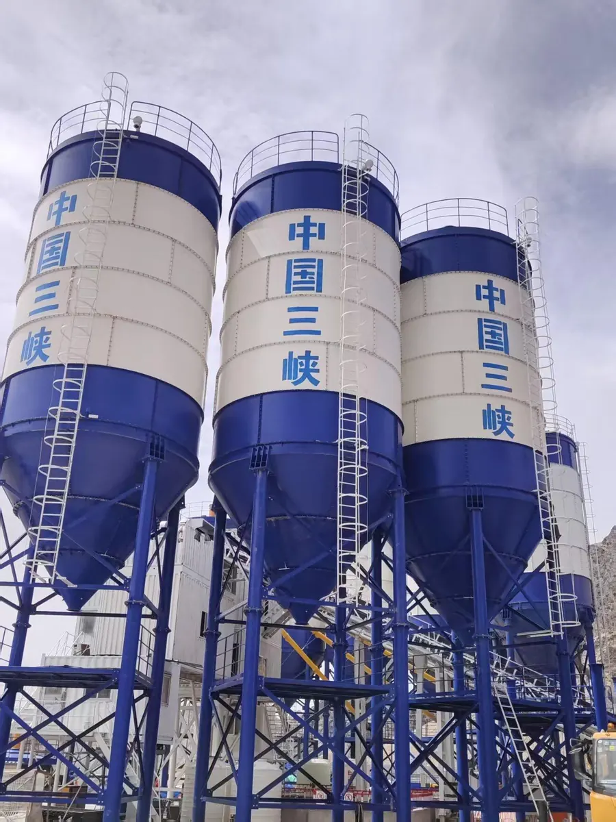 Bolted cement silos with support legs and access ladders