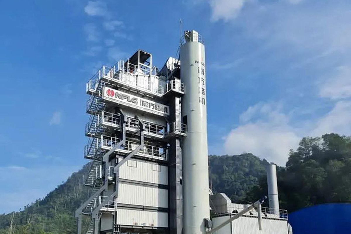 Welded cement storage silo for concrete plant